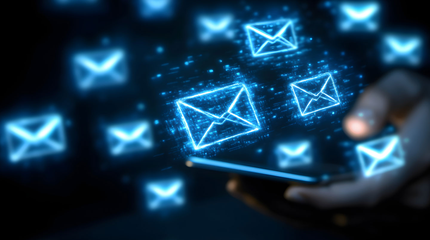 Smartphone affichant un SMS optimisé avec expéditeur personnalisé et message concis